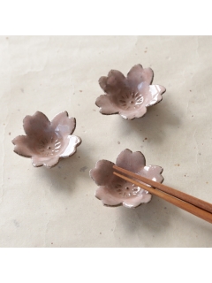 マディ(Madu)の箸置　桜 黒陶 ピンク 箸・箸置