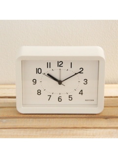 マディ(Madu)のアラーム時計（A6ハガキサイズ）　ホワイト 時計