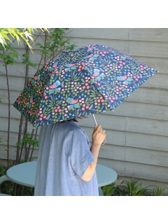 マディ(Madu)の【オンライン限定】　「korko」フラワリー柄　折りたたみ晴雨兼用日傘　ネイビー 傘