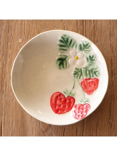 マディ(Madu)のイチゴ　丸小皿 プレート・皿