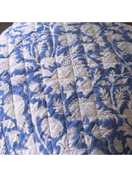 キルトクッションカバー　45×45　オリエンタルフラワー＆小花　ブルー（【Madu】ファブリック/クッションカバー・スリッパ）の詳細画像